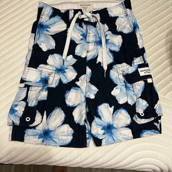 Men’s size Medium Abercrombie and Fitch swim trunks - Picture 2 of 5